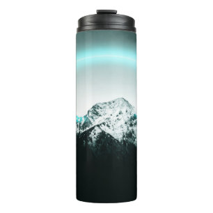 Snowy berg mysterieus blauw neonlicht thermosbeker