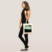 Snowy berg mysterieus blauw neonlicht tote bag (Voorkant (model))