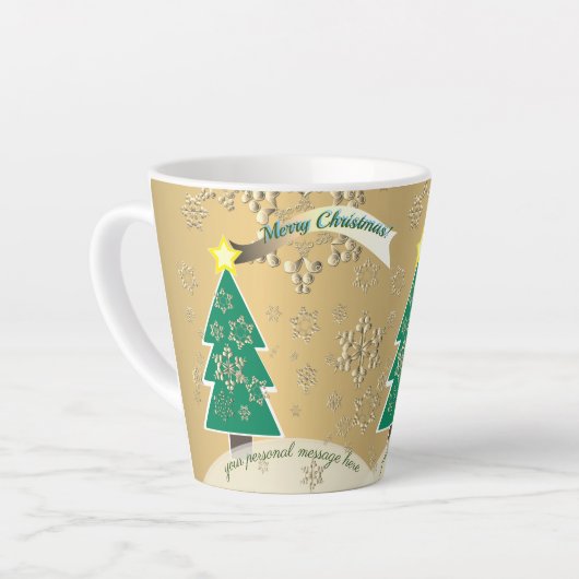 Snowy Bronze Arbre de Noël Scène Latte Mug (Angle gauche)