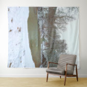 Snowy Creek Forest Winter Scene Natuur Backdrop Wandkleed (In Situ (horizontaal))