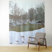 Snowy Creek Forest Winter Scene Natuur Backdrop Wandkleed (In situ)