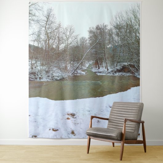 Snowy Creek Forest Winter Scene Natuur Backdrop Wandkleed (In situ)