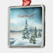 Snowy dennenbomen in de buurt van een meer metalen ornament (Links)