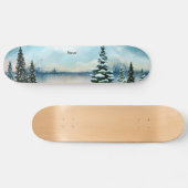 Snowy dennenbomen in de buurt van een meer skateboard (Horizontaal)