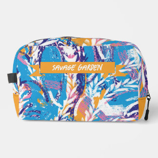 Snowy morning garden. doppkit toilettasje