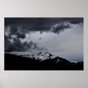 SNOWY MOUNTAY ONDER DRAMATISCHE KLEUREN POSTER