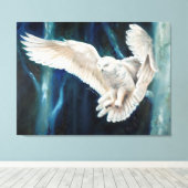 Snowy Nightfall - snowy owl die door berch vliegt Canvas Afdruk (Insitu (Houten vloer))
