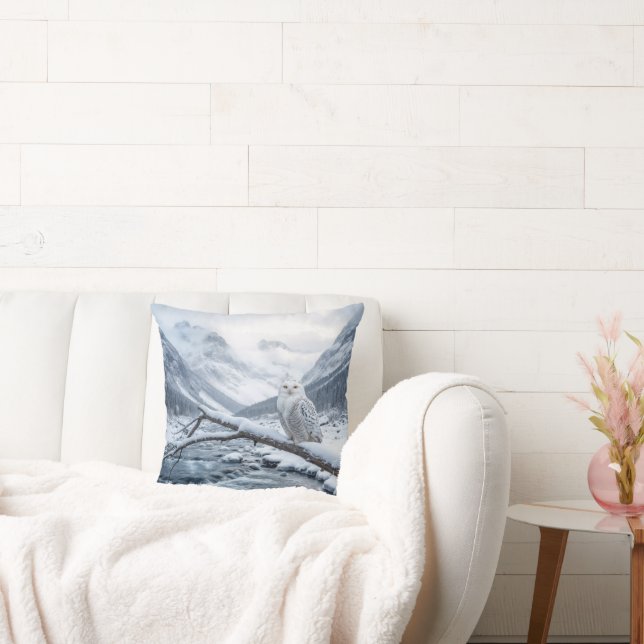 Snowy Owl On a Winter Tree Branch Kussen (Bank)