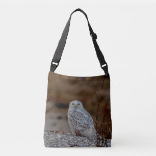 Snowy owl op een rots crossbody tas
