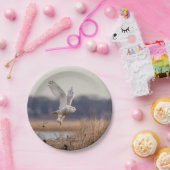 Snowy owl start op papieren bordje (Feest)