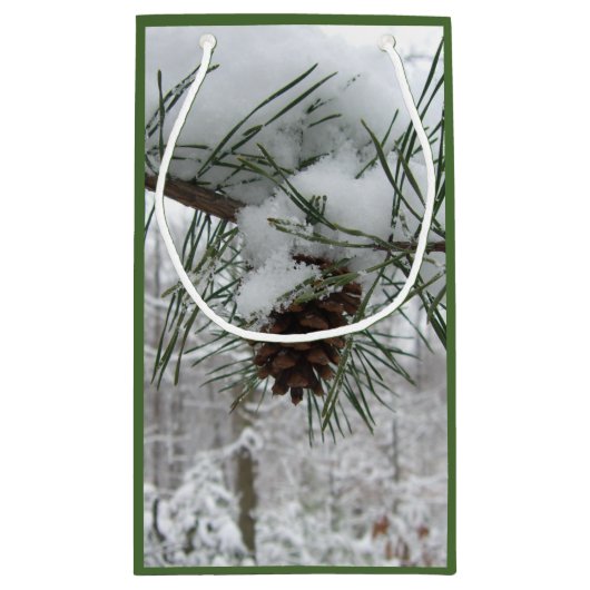 Snowy Pine Branch Winter Natuur Klein Cadeauzakje (Achterkant)