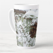 Snowy Pine Cone I Winter Natuur Foto Latte Mok (Linkerhoek)