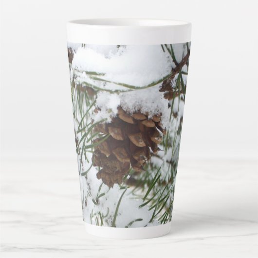 Snowy Pine Cone I Winter Natuur Foto Latte Mok (Voorkant)