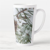 Snowy Pine Cone I Winter Natuur Foto Latte Mok (Rechts)