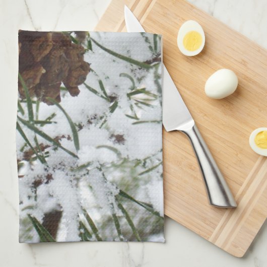 Snowy Pine Cone I Winter Natuur Foto Theedoek (Quarter Fold)
