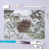 Snowy Pine Cone I Winter Natuur Foto Tissuepapier (Craft)