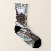 Snowy Pine Cône II hiver Photographie de la nature (Droite extérieur)