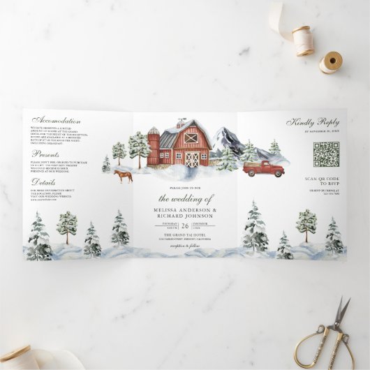 Snowy Red Barn Winter Kerstmis QR Code Weddenschap Drieluik Uitnodiging (Binnen)