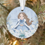 Snowy Winter Brunette Princesse<br><div class="desc">Cet adorable ornement de princesse hivernale enneigée présente une belle jeune princesse aux cheveux bruns portant une robe de flocon bleu et blanc et une cape à fourrure chaude doublée. La princesse est entourée de poinsettias. Vous pouvez personnaliser avec le nom spécial de la princesse et l'année!</div>