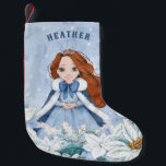 Snowy Winter Red Haired Princesse<br><div class="desc">Cette adorable princesse hivernale enneigée possède une belle jeune princesse aux cheveux rouges portant une robe de flocon bleu et blanc et une cape à fourrure chaude doublée. La princesse est entourée de poinsettias. Vous pouvez personnaliser avec le nom de votre princesse !</div>