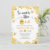 So Sweet To Bee first Birthday Invitation (Debout devant)