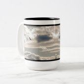 Soaring Bald Eagle Tweekleurige Koffiemok (Voorkant links)