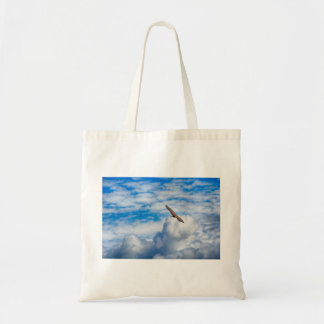 Soaring Eagle vliegend boven de wolken, Alaska, Ve Tote Bag