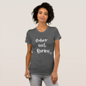 Sober niet saai t-shirt (witte tekst) (Voorkant volledig)