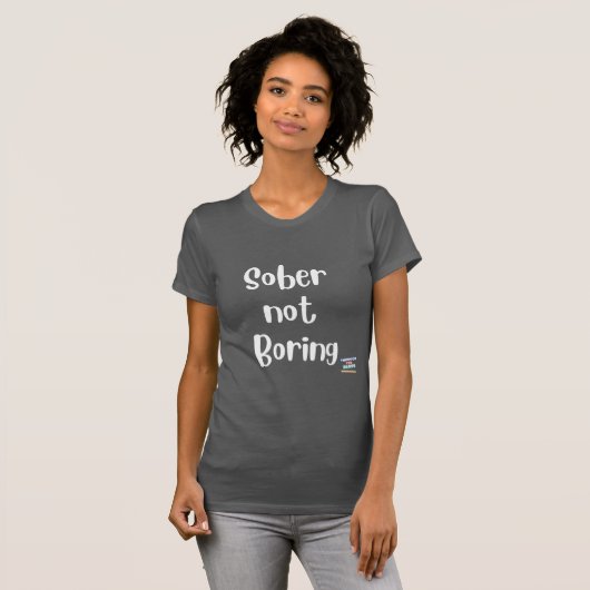 Sober niet saai t-shirt (witte tekst) (Voorkant volledig)