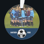 Soccer Photo Collage Nom de l'équipe Numéro d'équi<br><div class="desc">Ce montage photo personnalisé de football présente vos photos de football téléchargées, un ballon de football noir et blanc et le nom du joueur (ou de l'entraîneur), le nom et le numéro de l'équipe. Tout est défini sur un arrière - plan coloré qui peut être modifié pour correspondre aux couleurs...</div>