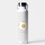 Soccer Sports Nom personnalisé Bouteille d'eau gri<br><div class="desc">Cette bouteille d'eau personnalisée avec un ballon de football en or ravira les amateurs de football (ou de football) dans votre vie. Le texte est personnalisable. Une partie d'une collection de Parcel Studios. *Le détail de feuille d'or est simulé. Les feuilles réelles ne seront pas utilisées dans le produit final....</div>
