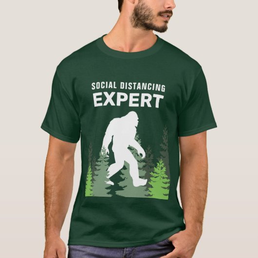 Social Distancing Expert Sasquatch T-shirt (Voorkant)