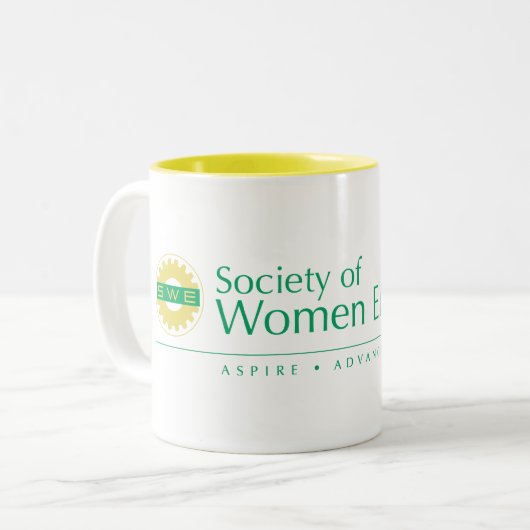 Société de tasse jaune d'ingénieurs de femmes (Devant gauche)