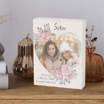 Soeur Photo Flore Cadre Géométrique Or Coeur<br><div class="desc">Bloc photo personnalisé que vous pouvez personnaliser pour n'importe qui et ajouter un dicton ou des mots préférés du coeur. Votre photo est placée dans un cadre en or géométrique en forme de coeur. Le cadre en pierres apparentes est décoré de bouquets d'aquarelle de fleurs roses. Il est écrit avec...</div>
