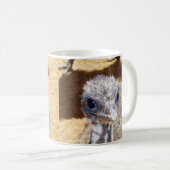 Soft and Curious: A Fuzzy Baby Emu van dichtbij Koffiemok (Voorkant rechts)