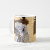 Soft and Curious: A Fuzzy Baby Emu van dichtbij Koffiemok (Voorkant links)