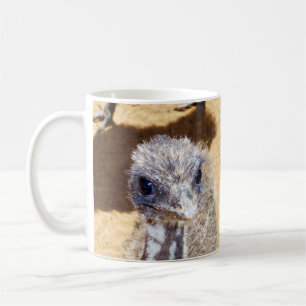 Soft and Curious: A Fuzzy Baby Emu van dichtbij Koffiemok