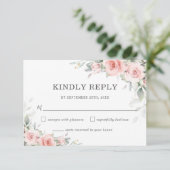 Soft Blush Rose Floral Greenery Mariage Carte RSVP (Debout devant)