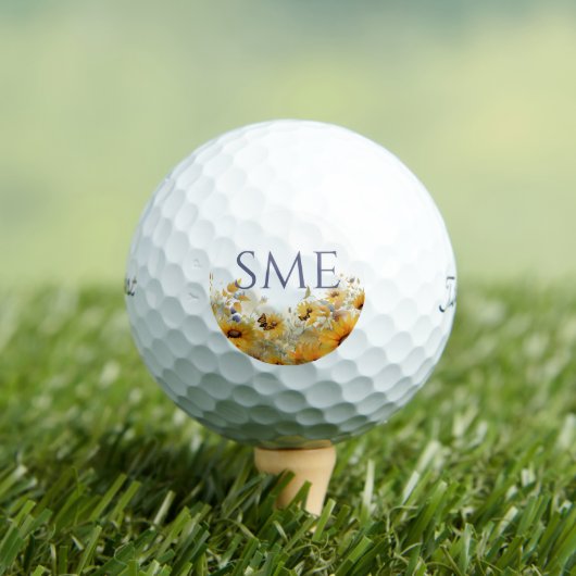 Soft Botanical Meadow Monogram – Golfer Gift Golfballen (Insitu Shirt)