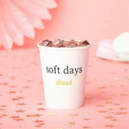 Soft Days Ahead – Minimal Lowercase Typography wit Papieren Bekers