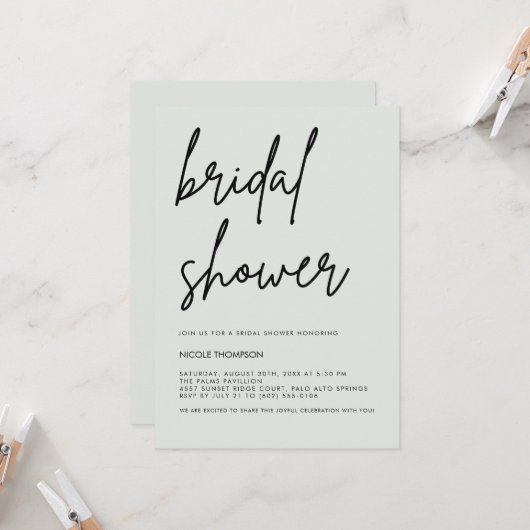 Soft Sage Script Modern Bridal Shower Invitation Kaart (Voorkant / Achterkant in situ)