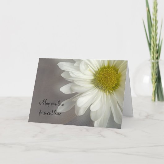 Soft White Daisy on Grey Wedding Invitation Kaart (Voorkant)