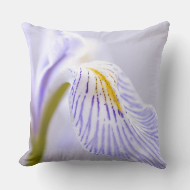 Soft Wild Iris Kussen (Voorkant)