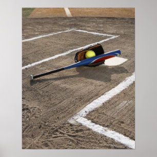 Softball, softballhandschoen en knuppel thuis bord poster