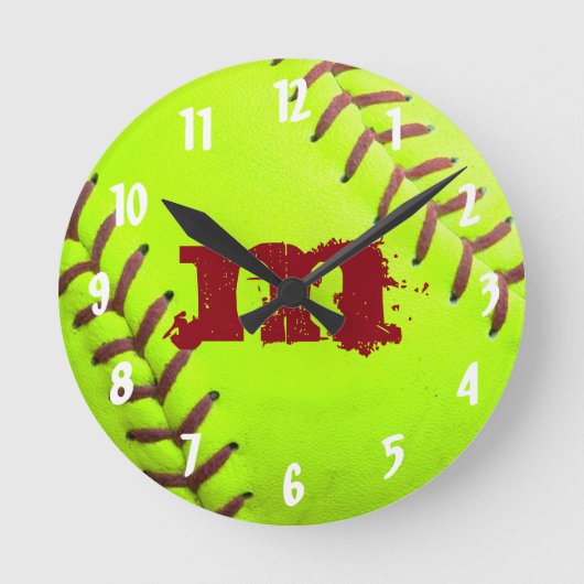 Softball Yellow Fast Monogram Initiaal Wall Clock Ronde Klok (Voorkant)