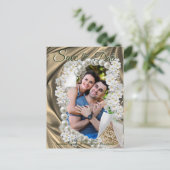 Soie dorée et perles d'ivoire, carte de faire-part (Debout devant)