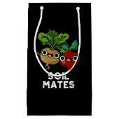 Soil Mates Funny Beet Root Pun Dark BG Klein Cadeauzakje (Voorkant)