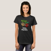 Soil Mates Funny Beet Root Pun Dark BG T-shirt (Voorkant volledig)