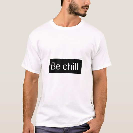 SOIS DÉCONTRACTÉ. T-SHIRT AVEC TEXTE IMPRIMÉ. (Devant)