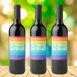Sois Joyeux et lumineux Rainbow Custom Christmas P<br><div class="desc">Magnifique arc-en-ciel vin de fête de Noël étiquette dans des couleurs assez audacieuses qui dit Be Merry and Bright. Cadeaux de vacances à thème gay pride pour une famille LGBTQ.</div>